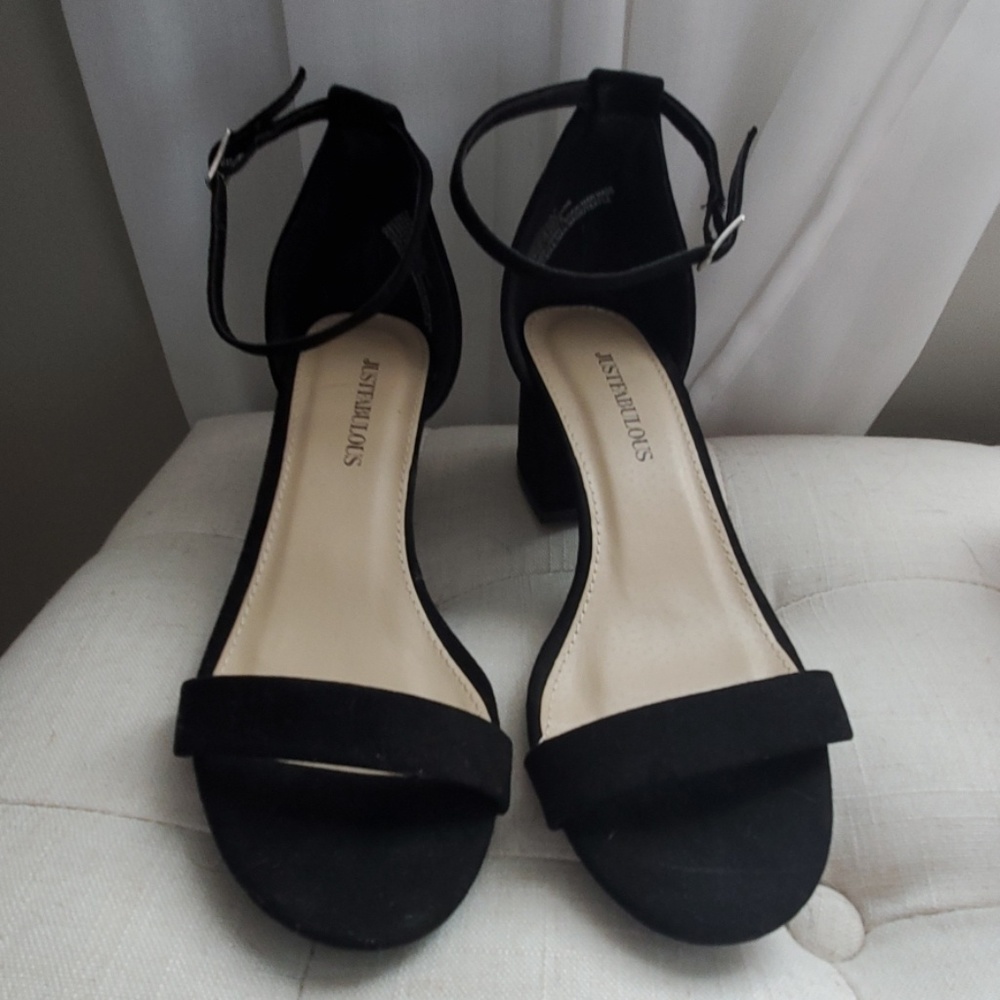 Low heeled sandals